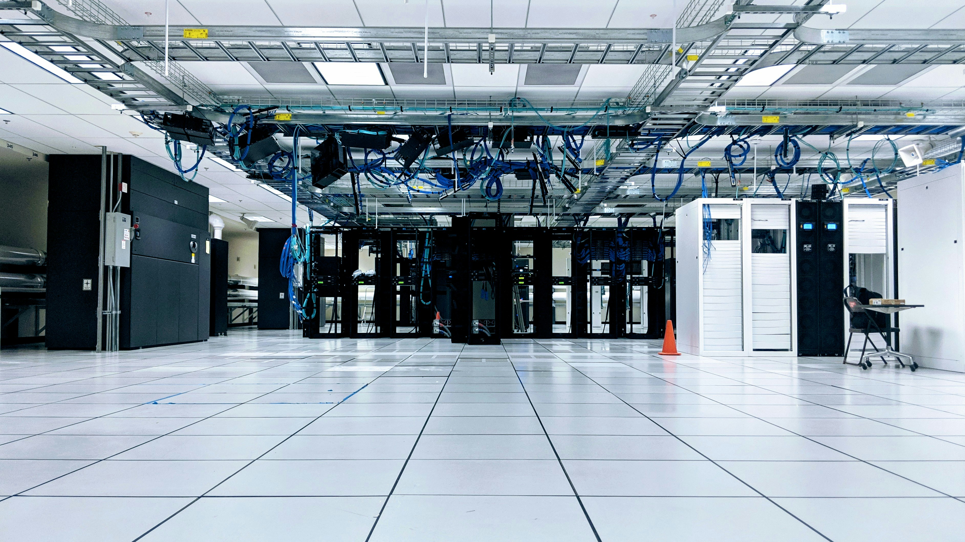 Infraestructura tecnológica empresarial luminosa que representa continuidad operacional y respaldo Microsoft Azure.