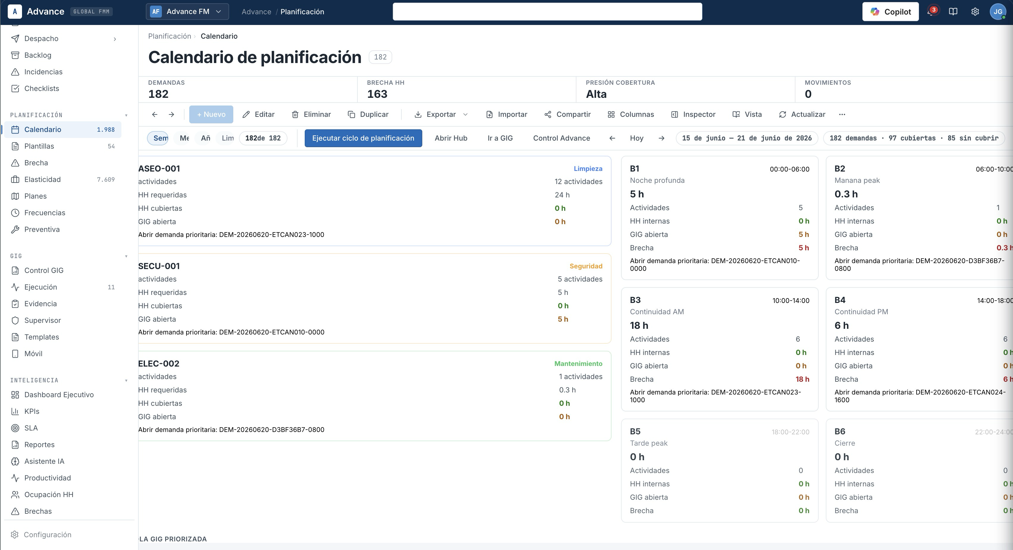 Captura editorial de Advance con Command Center en primer plano.